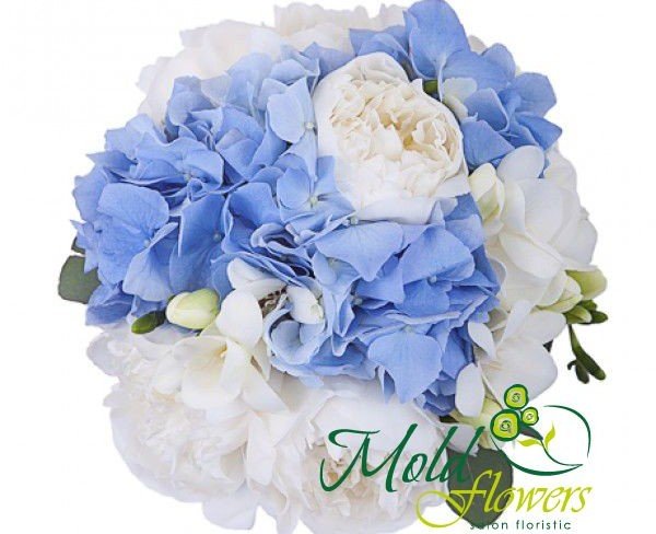 Букет невесты из белых пионов, голубых гортензий и белых фрезий фото