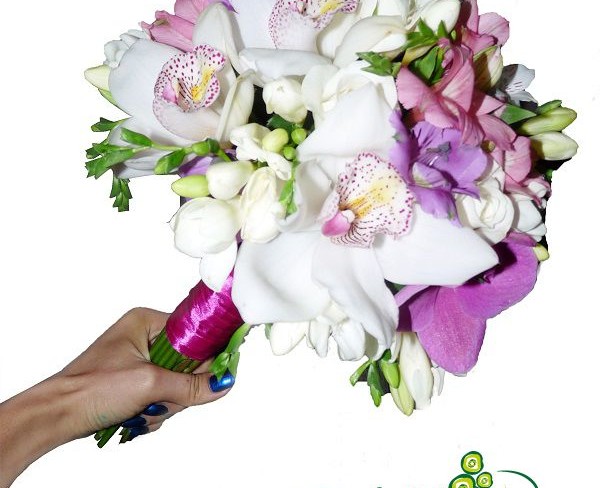 Букет невесты с белой орхидеей, пионами, розами и альстромерией фото