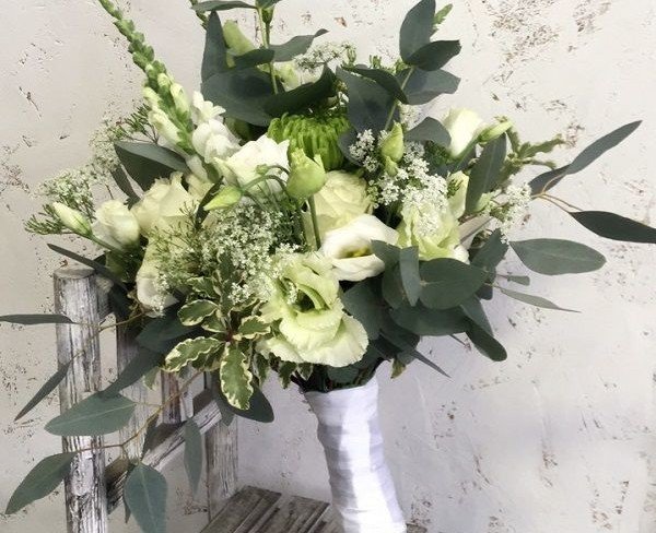 Букет невесты из белой эустомы, розы и эвкалипта + бутоньерка для жениха Фото
