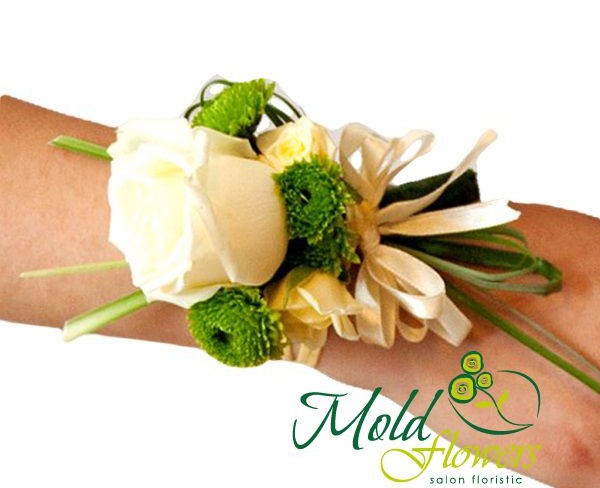 Бутоньерка из белых роз и зеленых хризантем фото