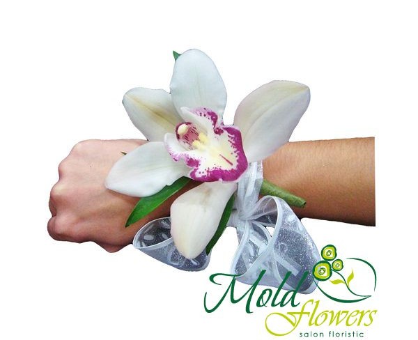 Бутоньерка из белой орхидеи фото