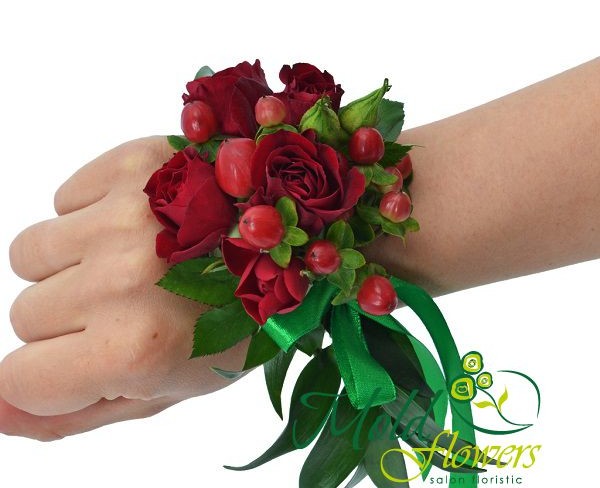 Бутоньерка из красных роз и гиперикума с зеленой лентой фото