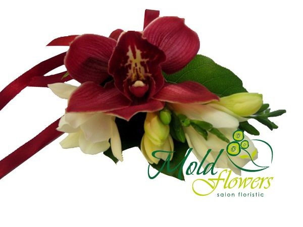 Бутоньерка из красной орхидеи и белых фрезий фото