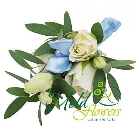 Бутоньерка из белых роз с голубым бантиком и лентой фото