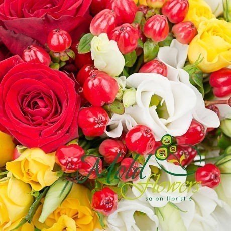 Букет невесты 3 из эустомы, розы кустовой, красной розы и гиперикума Фото