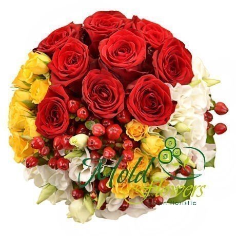 Букет невесты 3 из эустомы, розы кустовой, красной розы и гиперикума Фото