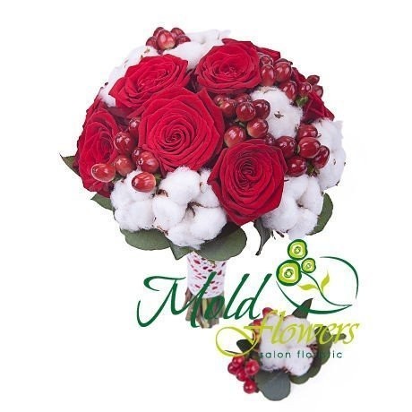 Букет невесты из красных роз, цветков хлопка, гиперикума фото
