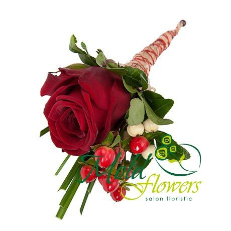Бутоньерка из красной розы и гиперикума фото
