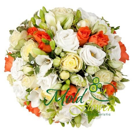 Букет невесты из белых и оранжевых роз, белых эустом и фрезии с белыми бусинами фото