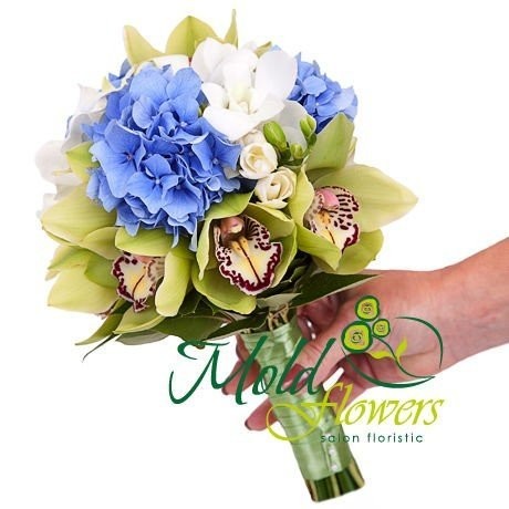 Букет невесты из зеленых орхидей фаленопсис, синих гортензий, белых фрезий фото