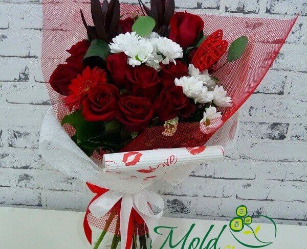 Букет из красных роз, гербер, белой хризантемы, леукадендрона и эвкалипта с плетёным сердцем фото