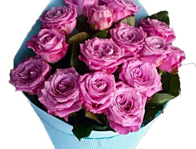 Букет из розовых роз в голубой бумаге фото