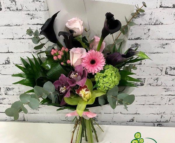 Buchet de crini calla negri, trandafiri roz, gerbera și hypericum, orhidee mov, verde și eucalipt foto