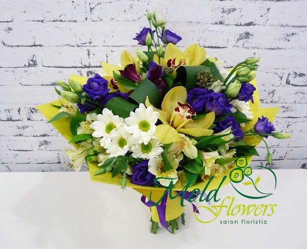 Букет из белых хризантем, фиолетовых роз, желтых орхидей, белых и фиолетовых альстромерий, аспидистры фото