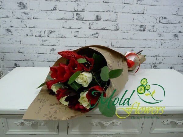 Buchet de trandafiri albi și lalele roșii în hârtie kraft foto