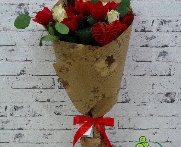 Букет из белых роз и красных тюльпанов в крафт-бумаге фото