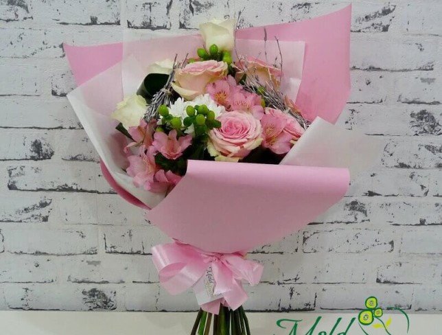 Букет из розовых альстромерий, белых и розовых роз, зеленого гиперикума и белых хризантем фото