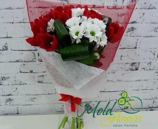 Букет из белых хризантем, красных тюльпанов и аспидистры в красной сетке фото