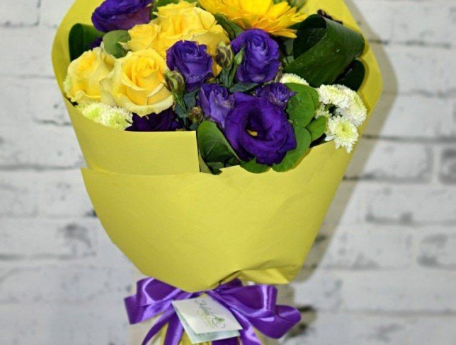 Букет из желтых роз и гербер,  фиолетовых роз и эустом в желтой бумаге фото