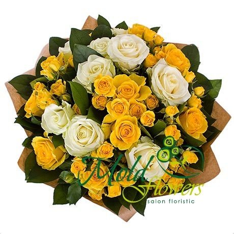 Букет из белых, желтых роз и желтых кустовых роз в крафт-бумаге фото