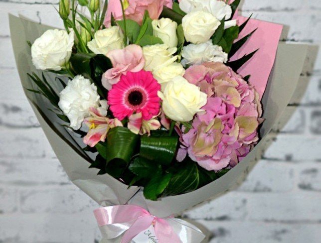 Buchet de trandafiri albi, eustoma și gerbera roz, eustoma, alstromeria, hortensii - foto