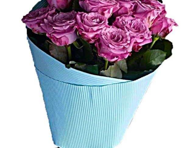 Букет из розовых роз в голубой бумаге фото