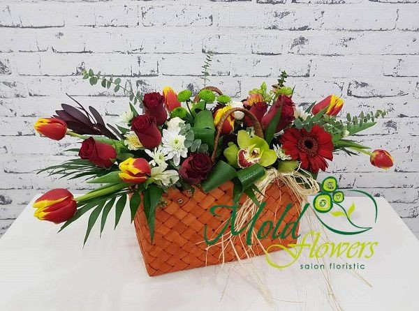 Сумочка с желто-красными тюльпанами, красными розами и герберами, зелеными орхидеями и хризантемами, белыми хризантемами фото