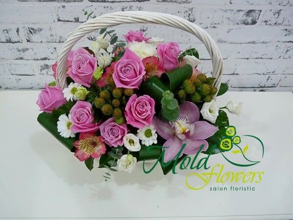 Белая корзина с розовыми розами, альстомериями, белыми хризантемами, эустомами, фиолетовой орхидеей, аспидистрой и эвкалиптом фото