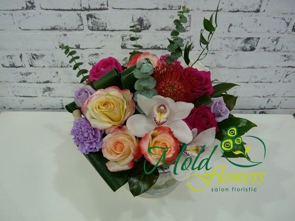 Коробка с белыми орхидеями, кремовыми, фиолетовыми, розовыми розами, леукоспермумом, фиолетовыми гвоздиками, аспидистрой фото