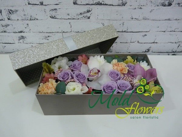 Коробка серебряного цвета с розами, орхидеями, гвоздиками, альстромериями, хризантемами  и эустомами фото