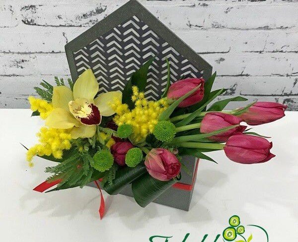 Серая коробка- конверт с красными тюльпанами, жёлтой орхидеей, зелёной хризантемой и мимозой фото