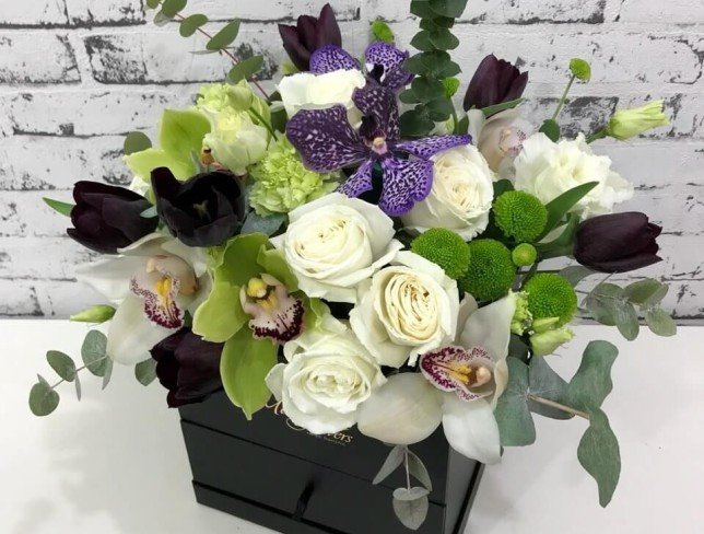 Черная коробка с конфетами, розами, орхидеями, эустомой, орхидеей, хризантемами, тюльпанами и вандой фото