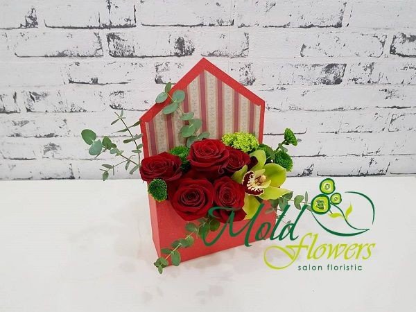 Красный конверт с красными розами, зелёной орхидеей цимбидиум, хризантемами  фото