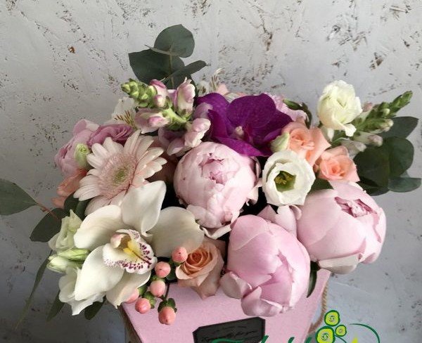 Розовая коробка с орхидеей , эустомой, пионами, гиперикумом, герберой, розами, львиным зовом фото