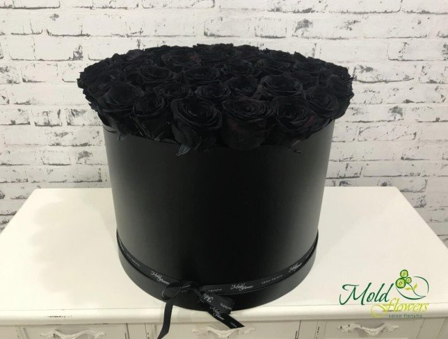 Большая черная коробка с черными розами фото