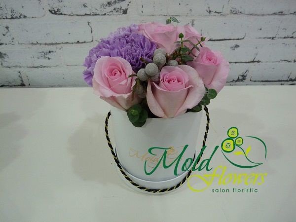 Белая коробочка с бледно-розовыми розами, фиолетовой гвоздикой, бруньей и эвкалиптом фото