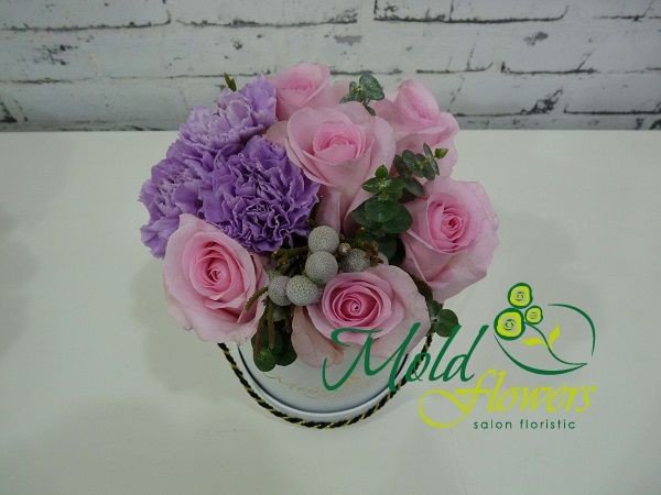 Белая коробочка с бледно-розовыми розами, фиолетовой гвоздикой, бруньей и эвкалиптом фото