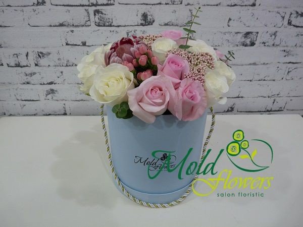 Голубая коробка с белыми и розовыми розами, протеей, розовым гиперикумом, и эвкалиптом фото