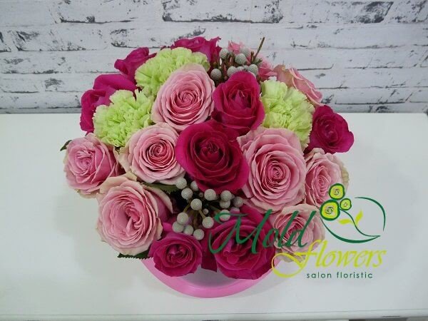 Шляпная белая коробка с бледно-розовыми розами, розами цикламен, зелёной гвоздикой и бруньей фото