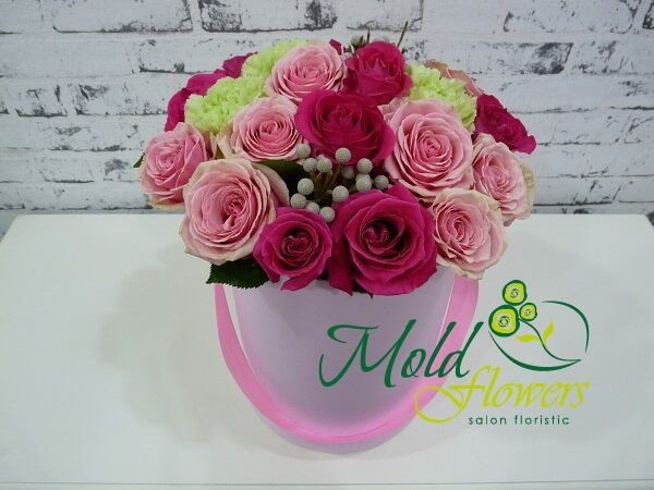 Шляпная белая коробка с бледно-розовыми розами, розами цикламен, зелёной гвоздикой и бруньей фото