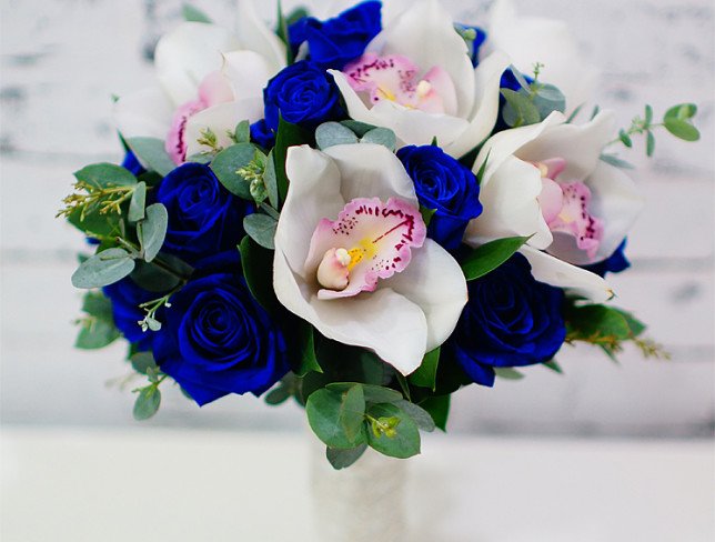 Buchetul miresei cu trandafiri albaștri și orhidee albă foto