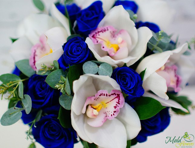 Buchetul miresei cu trandafiri albaștri și orhidee albă foto