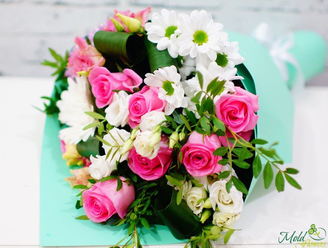 Buchet de trandafiri roz, crizanteme albe, trandafiri arbustivi și eustoma în hârtie turcoaz foto