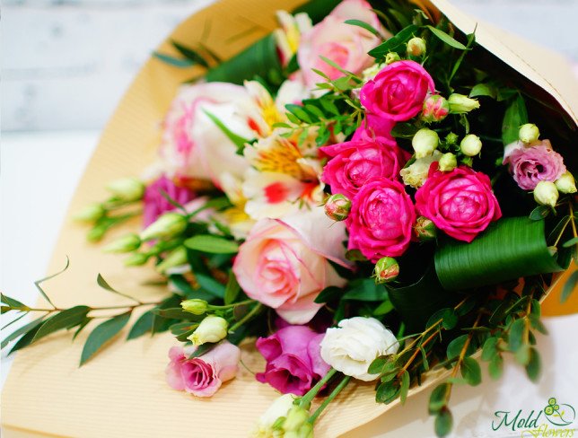 Букет из розовых роз, кустовых роз, белых эустом, альстромерий, эвкалипта, зелень в кремовой бумаге фото