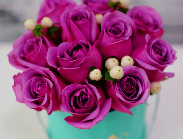 Бирюзовая коробочка с фиолетовыми розами и белым гиперикумом фото