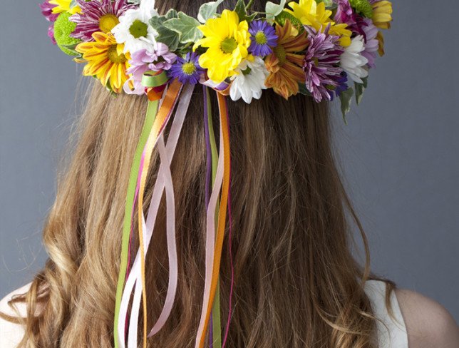 Венок из разноцветной хризантемы Фото