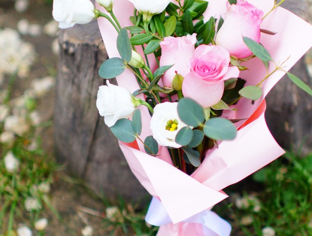 Букет - комплимент из розовых роз и белой эустомы Фото