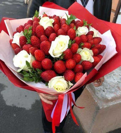 Buchet de căpșuni și trandafiri albi (la comandă, o zi) foto 394x433
