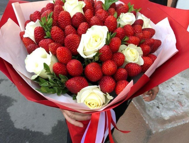 Buchet de căpșuni și trandafiri albi (la comandă, o zi) foto
