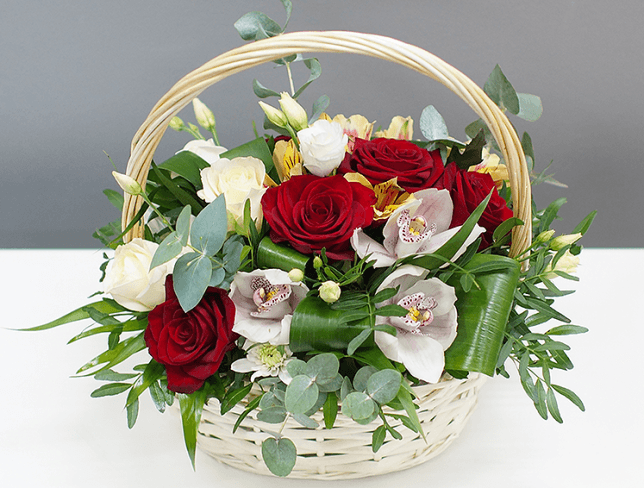 Белая корзина с белыми розами и орхидеями, эустомами, альстромериями, красными розами, эвкалиптом, аспидистрой фото